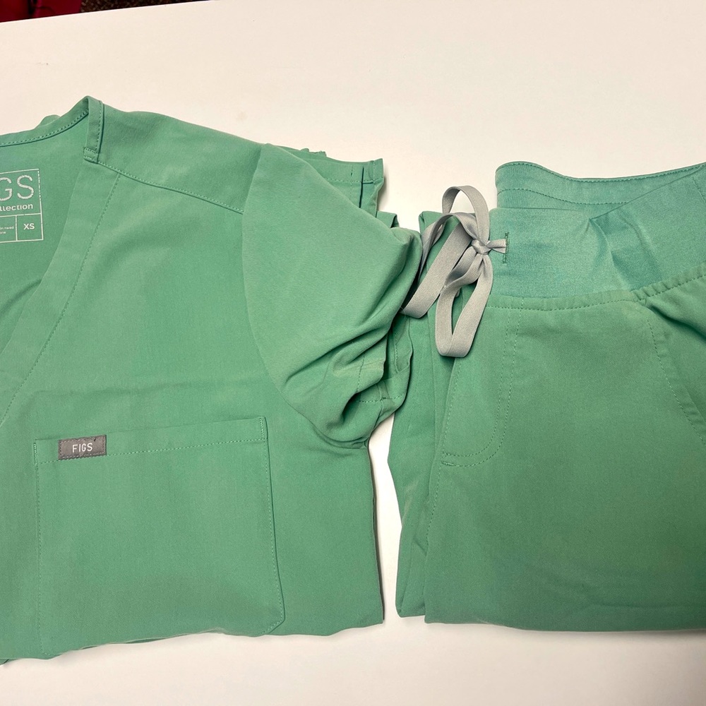 FIGS SET XS/Sp Color:Jade (light green)Top: XS Catarina     Pants: Small Petite